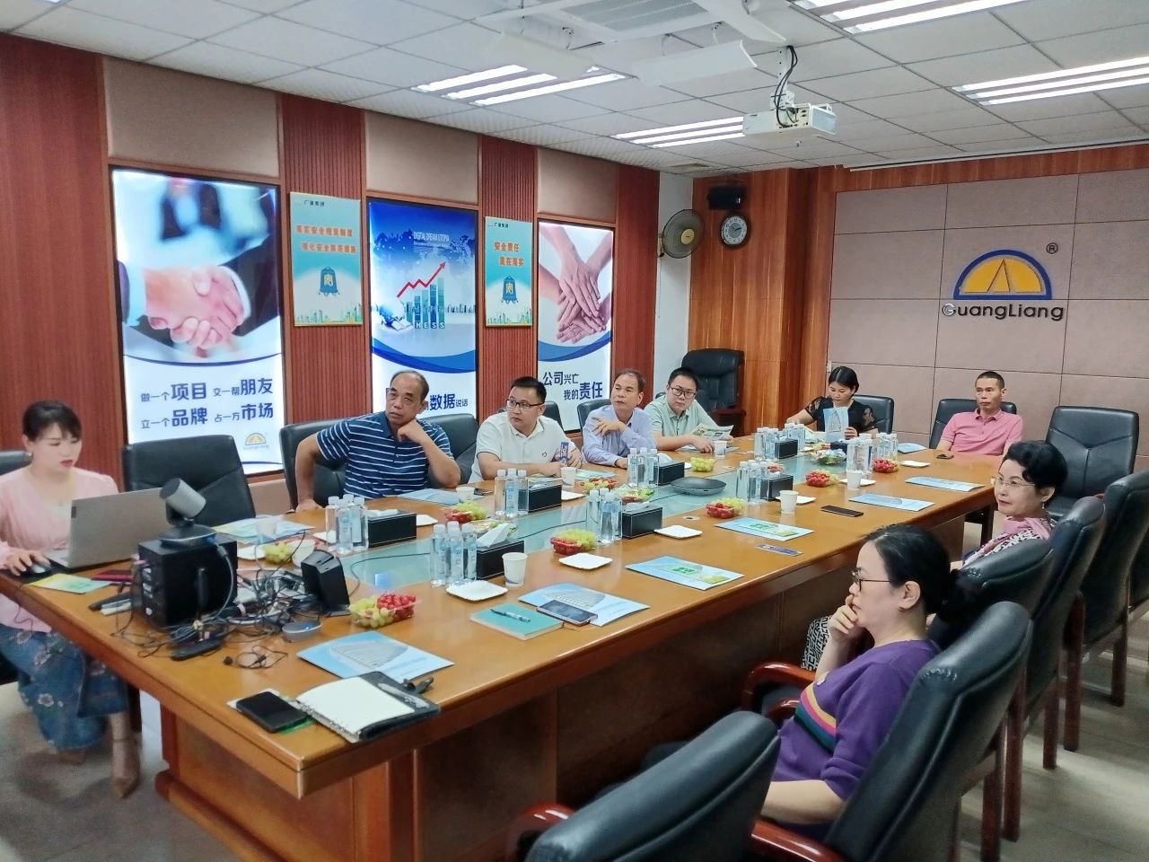 高州市根子镇当局党委及商会辅导一行莅临优德88集团互换座谈同谋发展