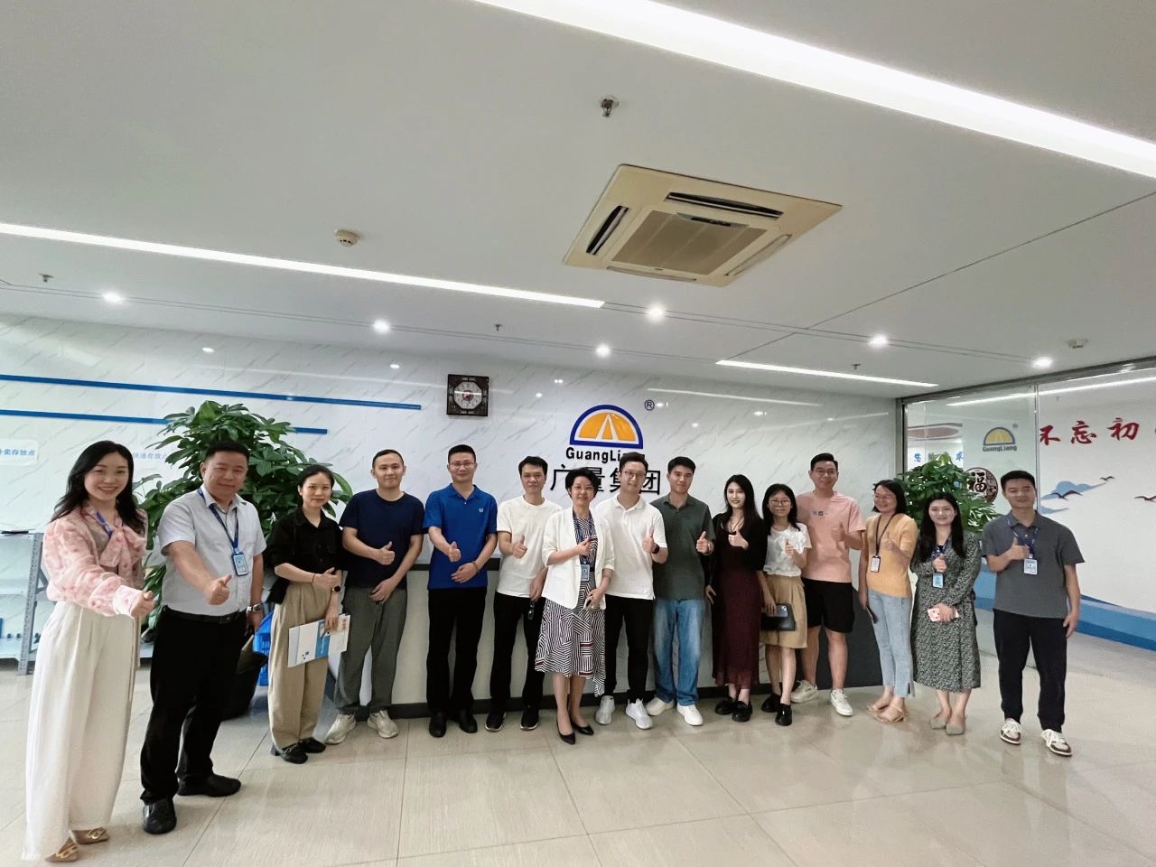 汉中南城城市更新中心携企业调查团莅临优德88集团参观互换