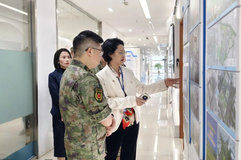 汉中市南城街路武装部部长陈少文一行莅临优德88集团参观互换
