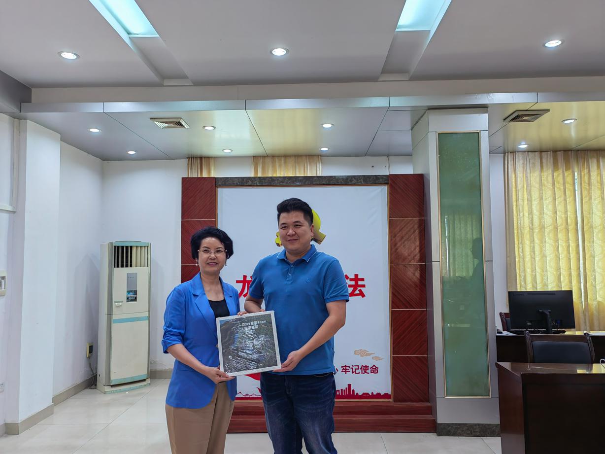 何总代表协会赠送书给龙江镇党委副书记邹建新(1).jpg